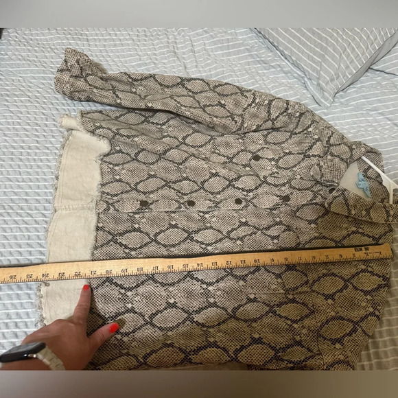 She + Sky Snakeskin Print Raw Hem Jacket Raw Hem Sz L - Picture 11 of 11